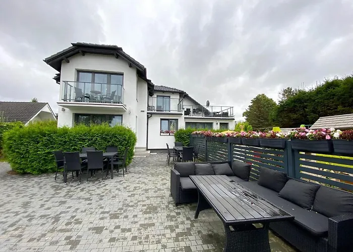 In With Pool & Nyaraló *