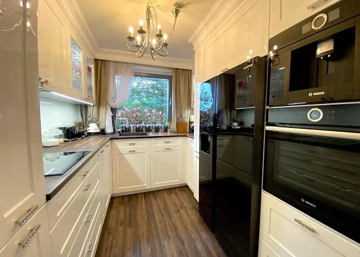 In With Pool & Nyaraló *