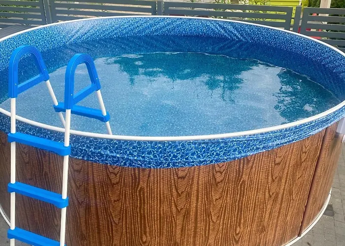 Nyaraló In With Pool &